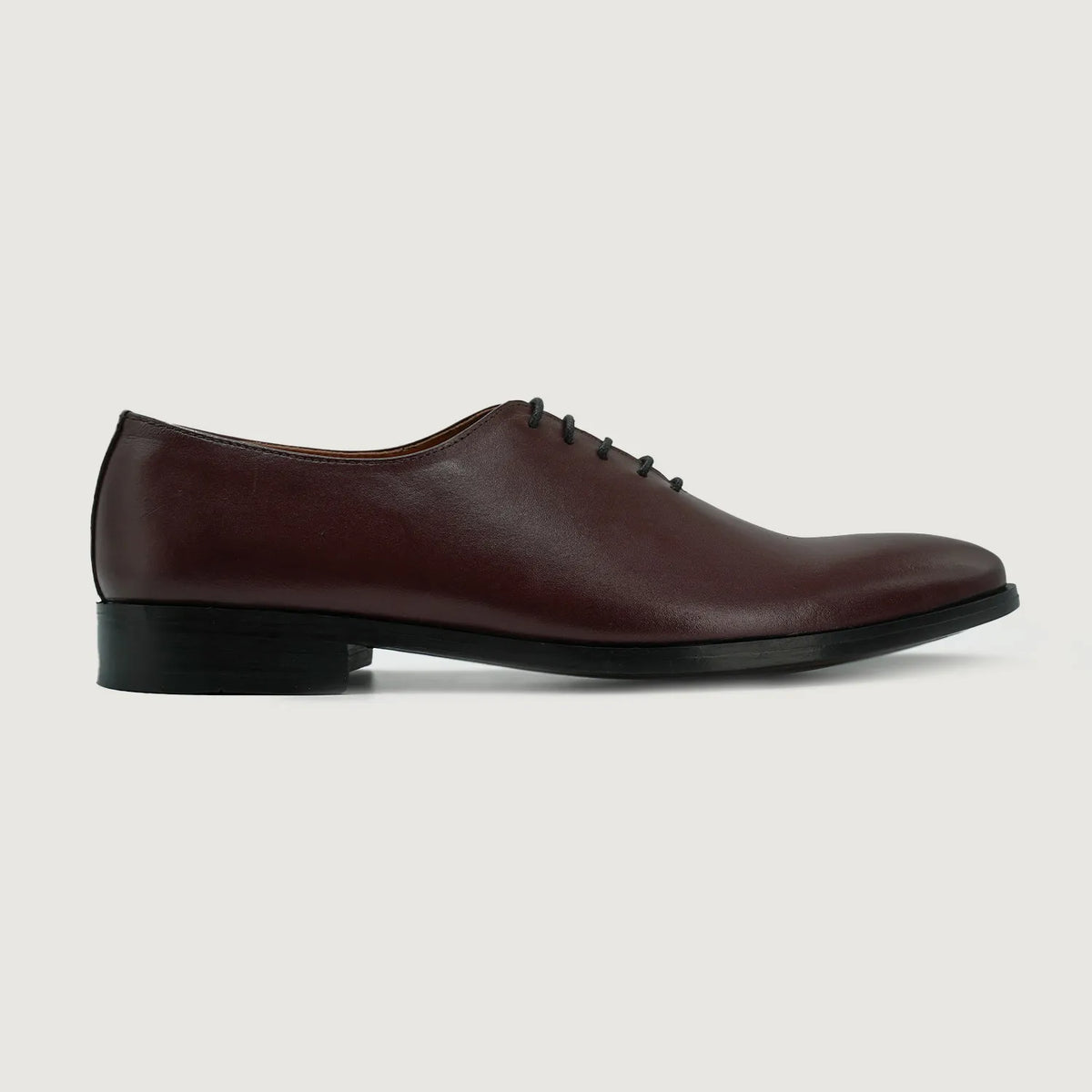 Maroon Full-Grain leather Goods - Rückansicht mit passgenauen Schultern & sauberem Saum