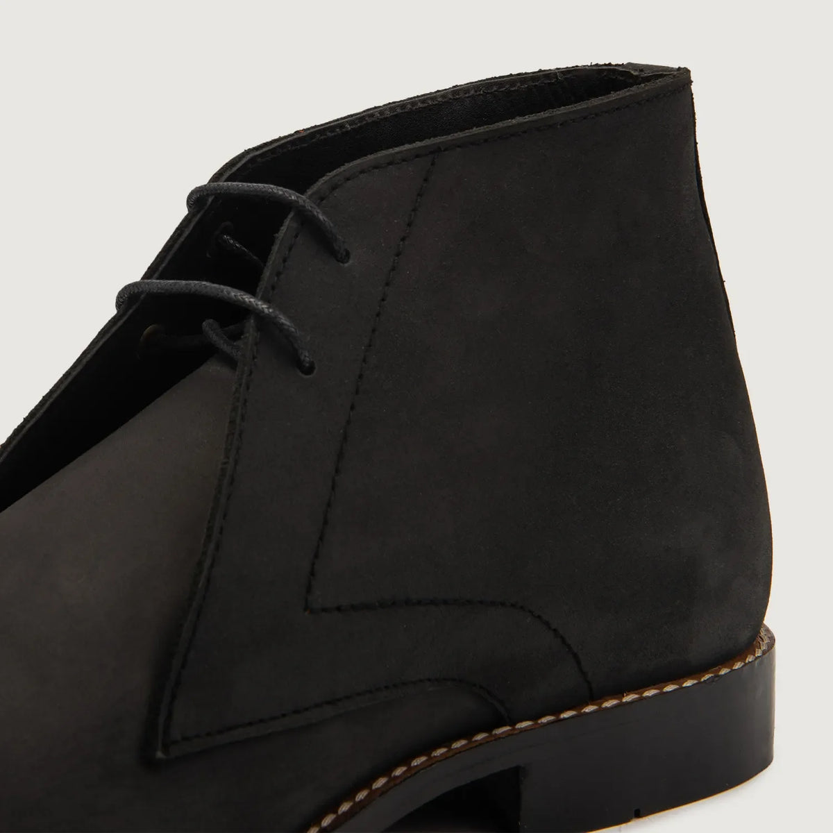 High-Traction Rubber Outsole & Lug Tread Pattern on Corry Chukka Schwarz Nubuck Lederstiefel für Herren For Men