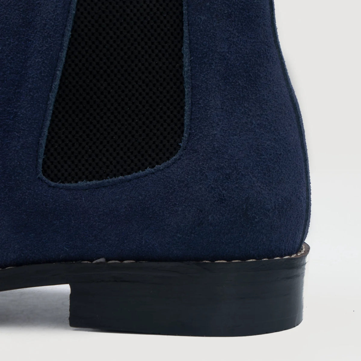 High-Traction Rubber Outsole & Lug Tread Pattern on Clarkson Chelsea Midnight Blau Suede Lederstiefel für Herren For Men