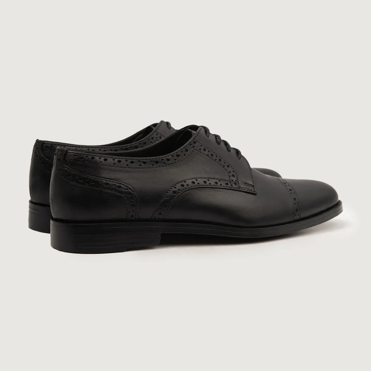 High-Traction Rubber Outsole & Lug Tread Pattern on Dirk Brogues Schwarze Derby-Lederschuhe für Herren