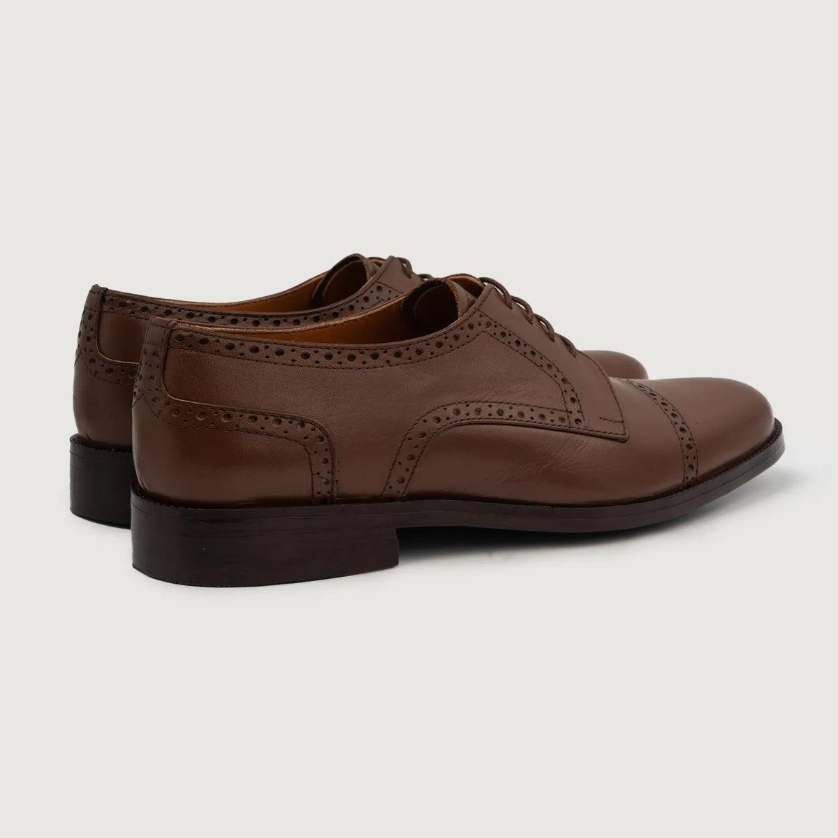 High-Traction Rubber Outsole & Lug Tread Pattern on Dirk Brogues Derby Braun Lederschuhe für Herren For Men