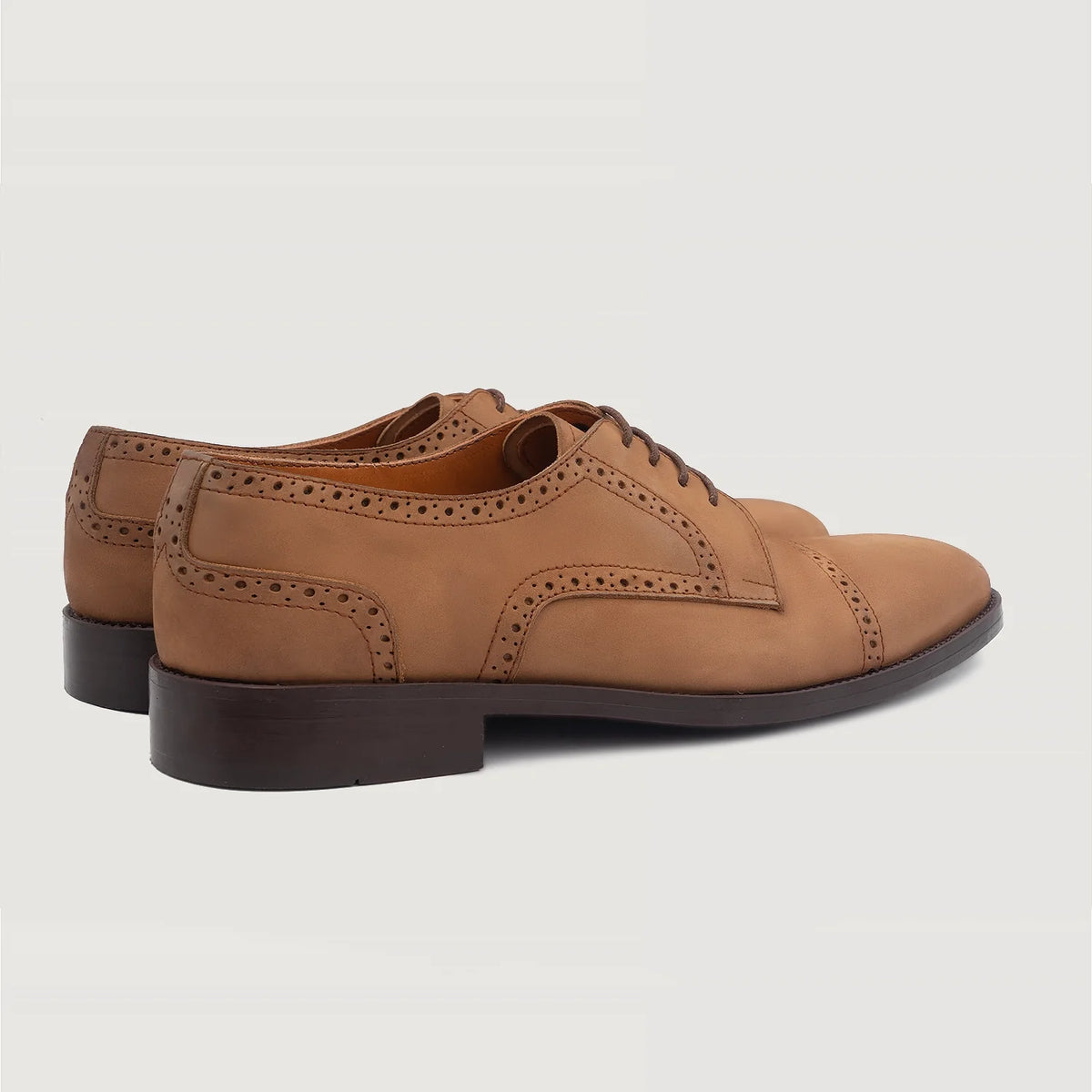 High-Traction Rubber Outsole & Lug Tread Pattern on Dirk Brogues Derby Braun Nubuck Lederschuhe für Herren For Men