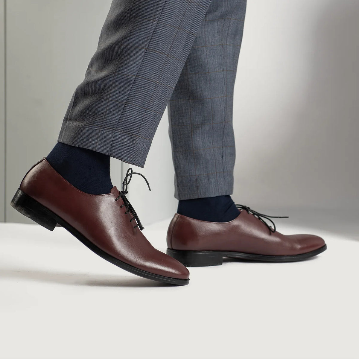 Passform-Perspektive von Director Wholecut Kastanienbraun Lederschuhe für Herren For Men am Model - Natürlicher Faltenwurf im Tageslicht