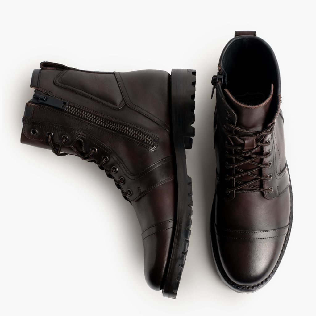 Detailansicht of Classic Collar & Heavy-Duty Zipper Hardware on Casa Moto Alt-Englisch Braun Lederstiefel für Herren