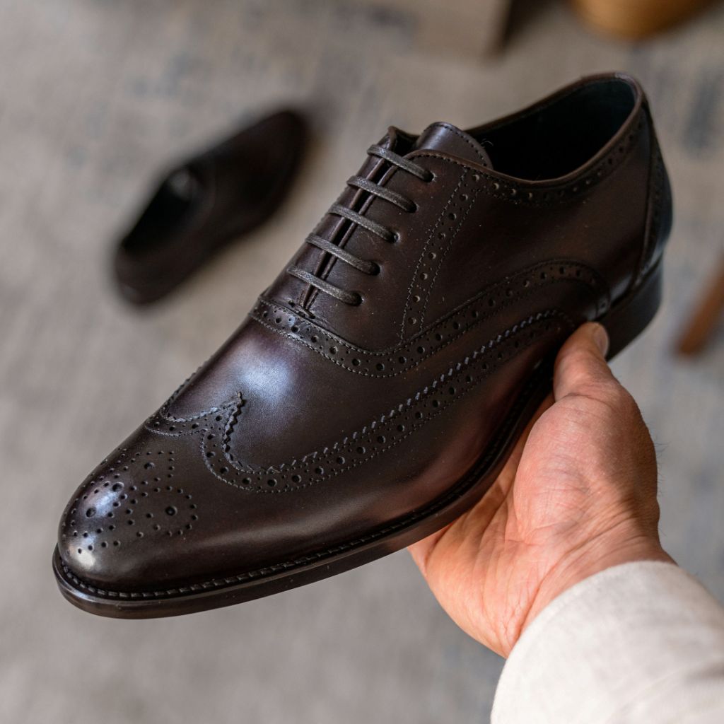Tailored Rib Cuffs & Hem Craftsmanship Construction Detail on Aviator Schokolade Leder-Loafer für Herren