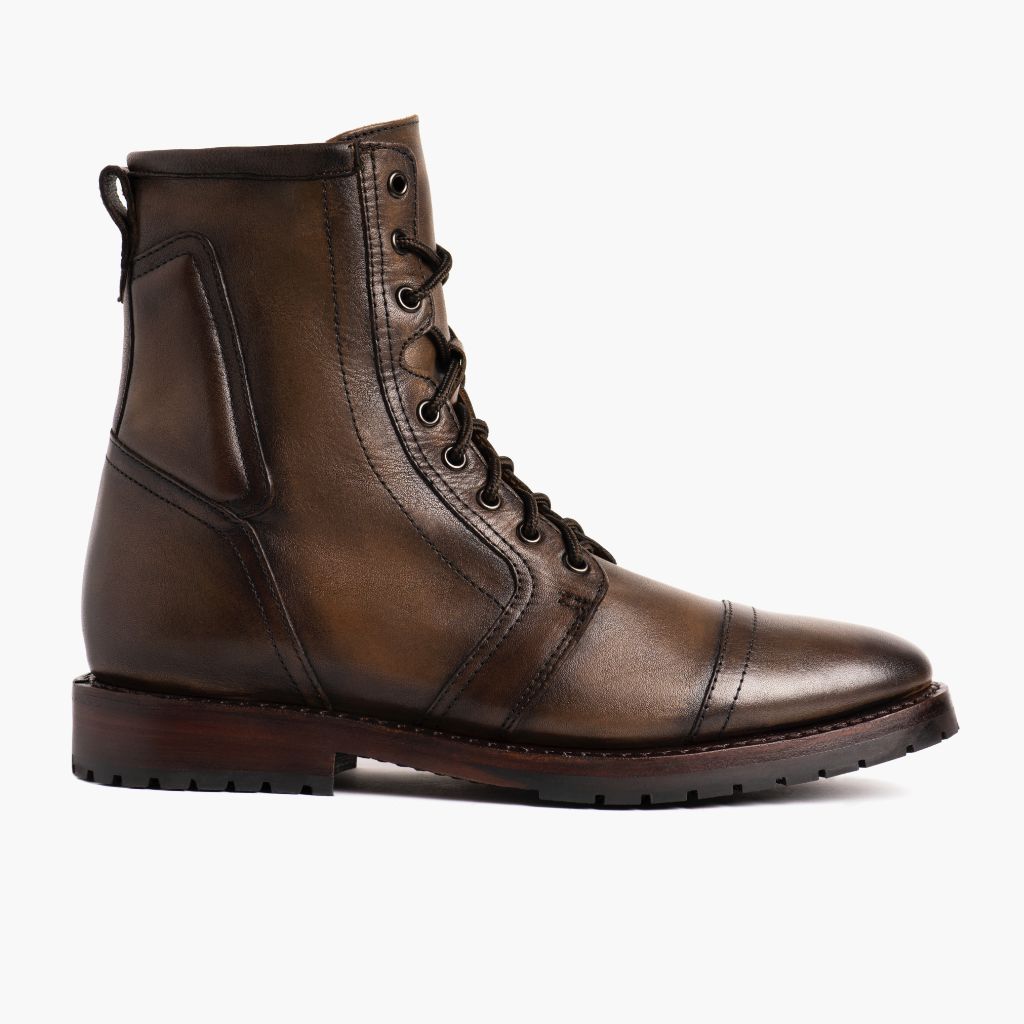 Casa Moto Añejo-Braun Lederstiefel für Herren - Seitenansicht mit ergonomischem Ärmelschnitt & sportlicher Passform