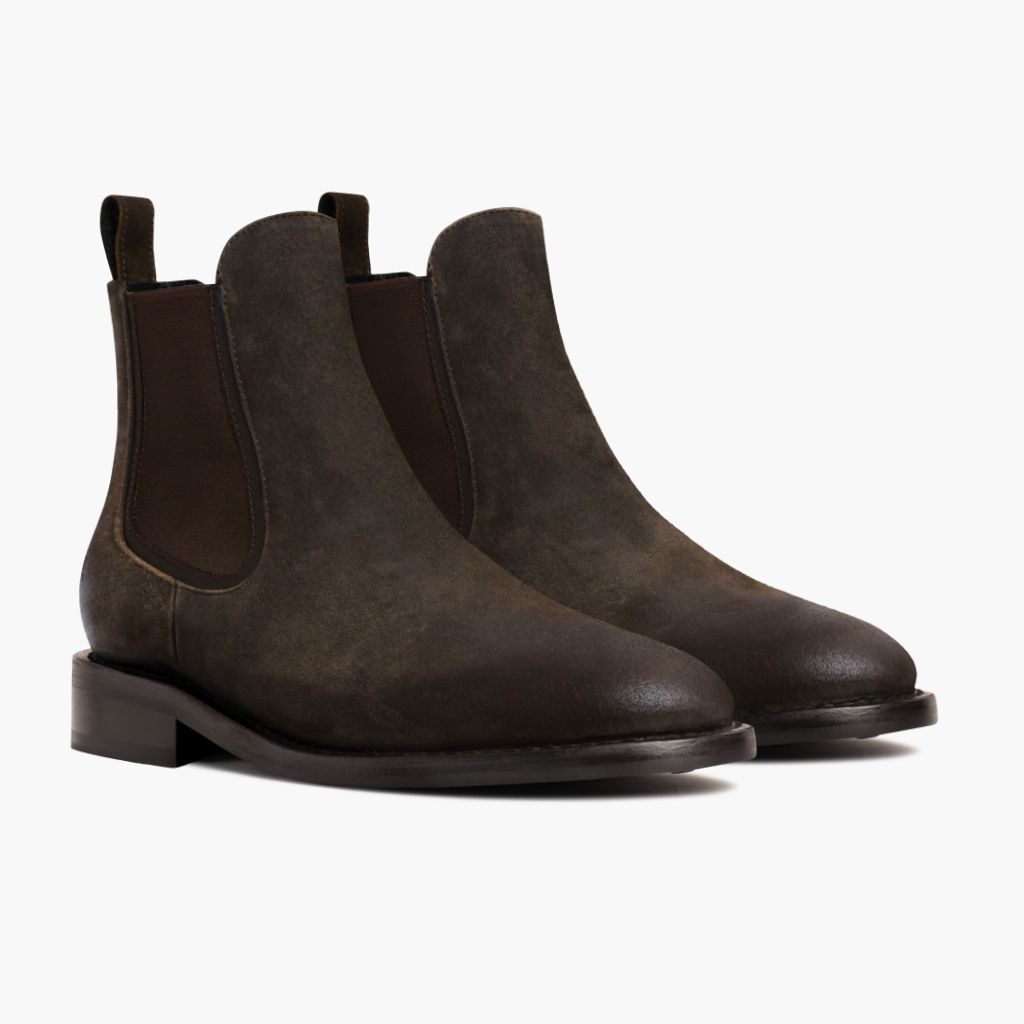 Duke Dunkeloliv Suede Lederstiefel für Herren in Olive Goatskin Suede - Seitenansicht | Online Kaufen