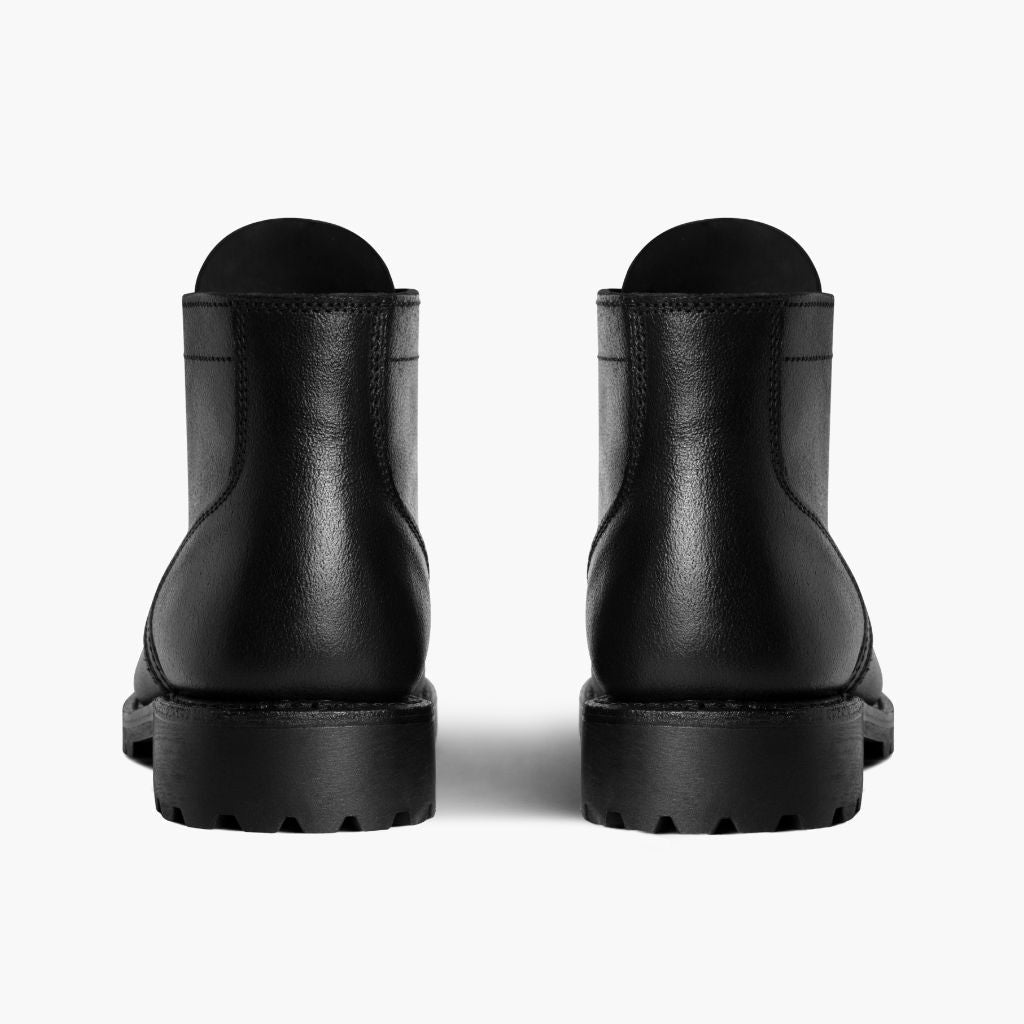 High-Traction Rubber Outsole & Lug Tread Pattern on Vanguard Schwarz Waxed Roughout Lederstiefel für Herren For Men