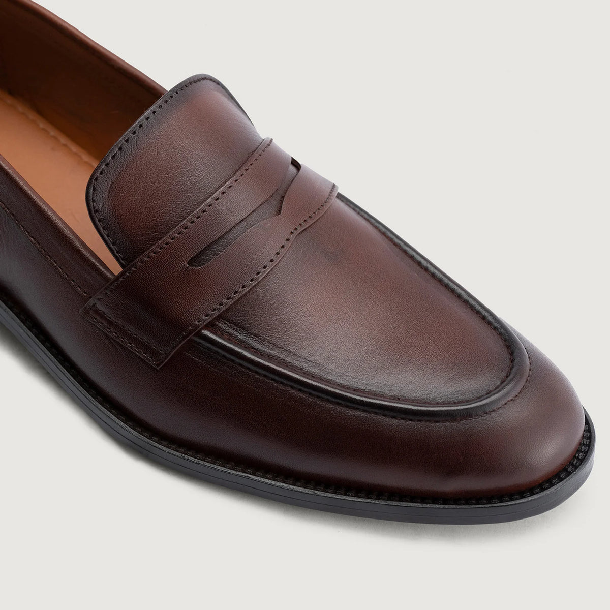 Authentic Full-Grain Leather Grain Depth & Pull-Up Patina Texture Detail