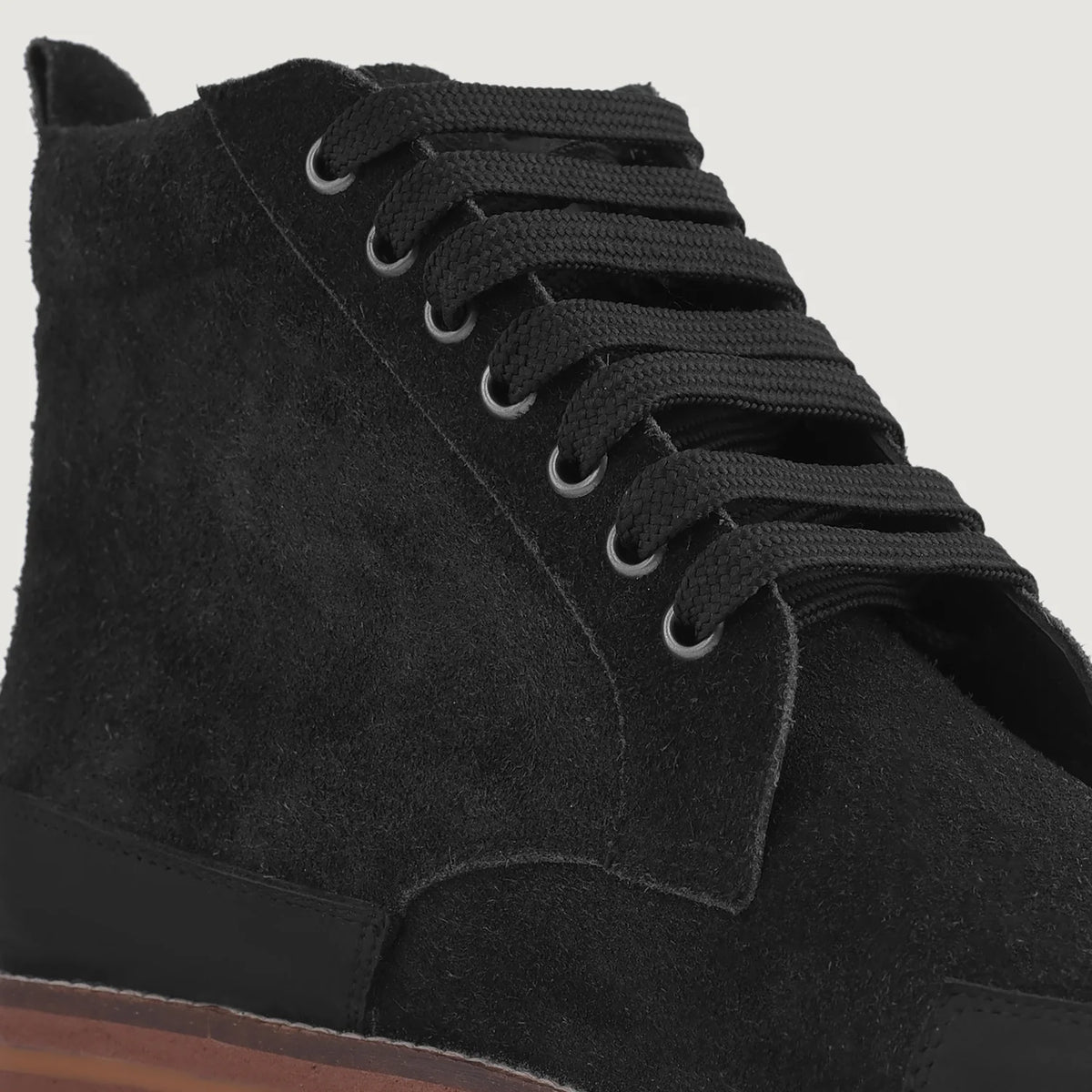 High-Traction Rubber Outsole & Lug Tread Pattern on Carnell Moc-Toe Schwarze Wildlederstiefel für Herren