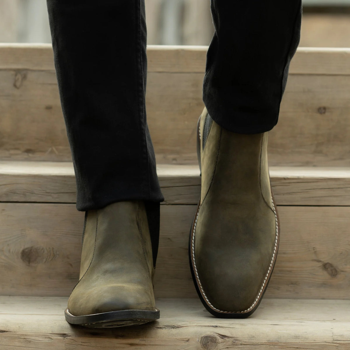 Authentic Full-Grain Leather Grain Depth & Pull-Up Patina Texture Detail