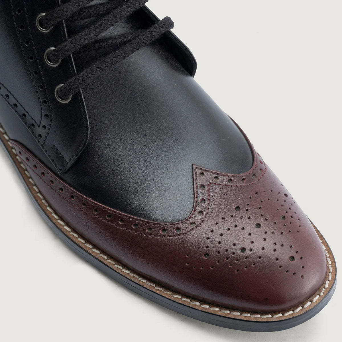 Detailansicht of Classic Collar & Heavy-Duty Zipper Hardware on Duster Brogues Derby Maroon Black Leather Boots StudGuard For Men