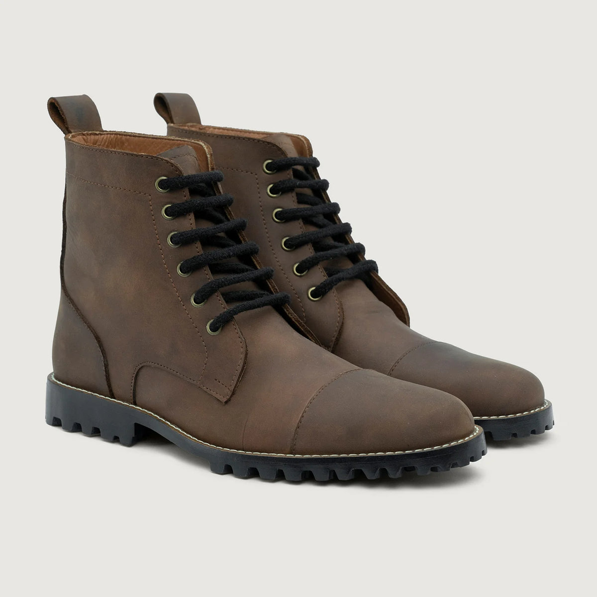 Knight Derby Waxed Brown Pullup Leather Boots TerraGrip For Men in Waxed Brown Full-Grain Leather - Seitenansicht | Online Kaufen