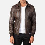 Men's Aaron Distressed Brown Leather Bomber Jacket in Brown Goatskin Leather - Vorderansicht &amp; maßgeschneiderte Silhouette | Online Kaufen