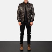 Men's Agent Shadow Braun Leder-Bomberjacke für Herren - Seitenansicht mit ergonomischem Ärmelschnitt