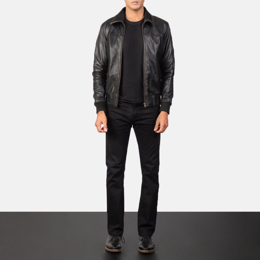 Men's Air Rolf Schwarz Leder-Bomberjacke für Herren - Seitenansicht mit ergonomischem Ärmelschnitt