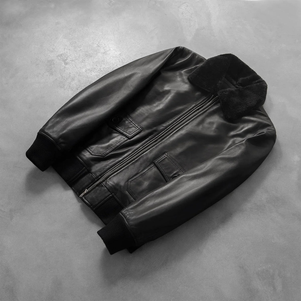 
Rib Knit & Hem Craftsmanship Construction Detail on Airin G-1 Schwarz Leder-Bomberjacke für Herren