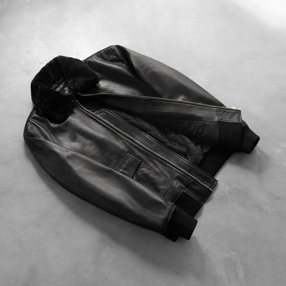 
Airin G-1 Schwarz Leder-Bomberjacke für Herren - Natural Daylight Drape