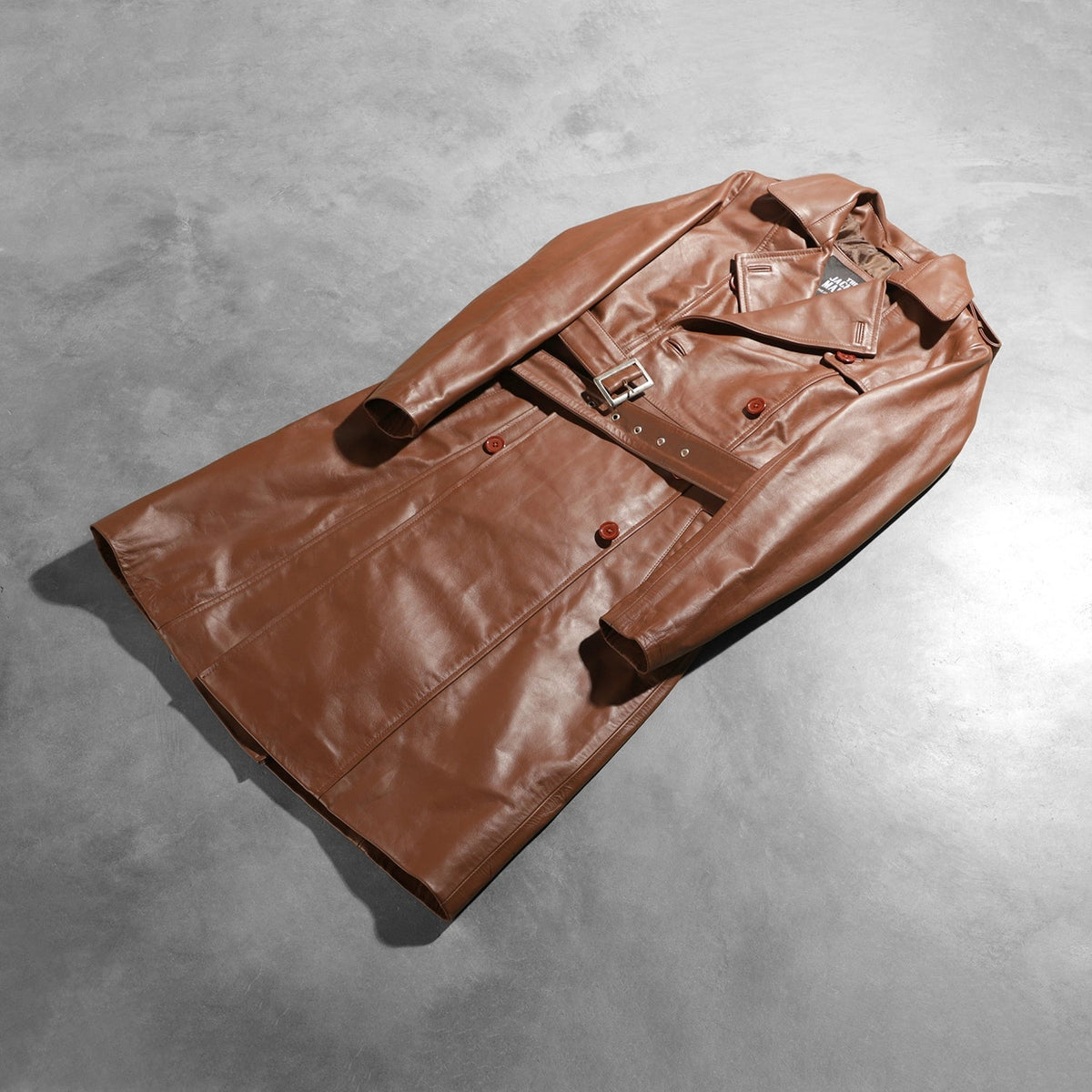 
Passform-Perspektive von Alice Braun Double Breasted Ledermantel für Damen am Model - Natürlicher Faltenwurf im Tageslicht
