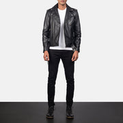 
Allaric Alley Black Leather Biker Jacket - Seitenansicht mit ergonomischem Ärmelschnitt & sportlicher Passform