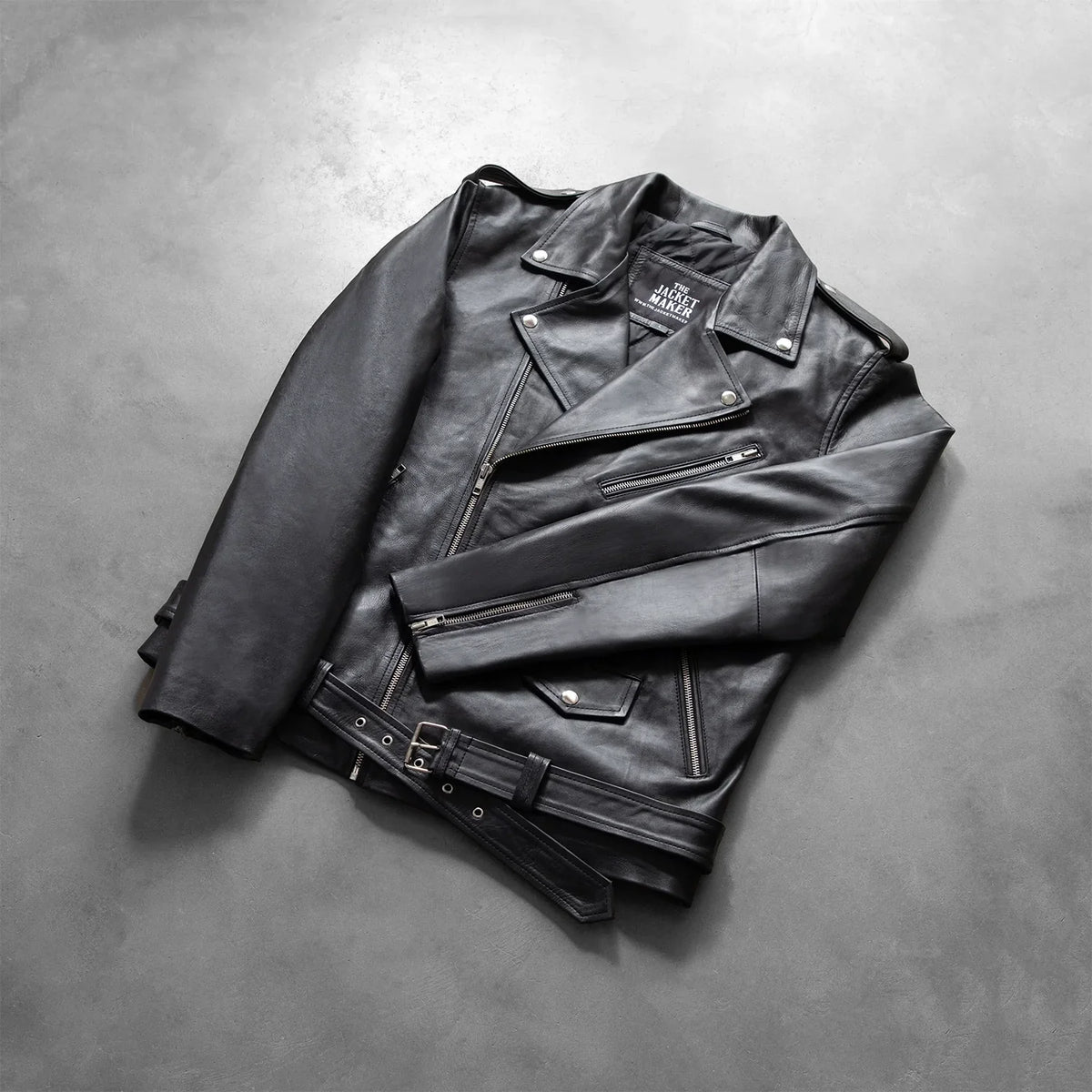 
Passform-Perspektive von Allaric Alley Black Leather Biker Jacket am Model - Natürlicher Faltenwurf im Tageslicht
