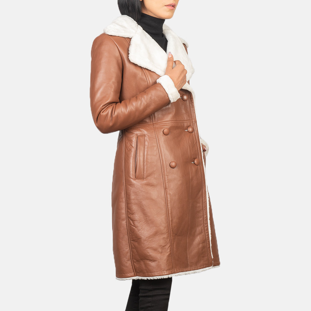 Women's Amie Brown Double Breasted Shearling Coat - Seitenansicht mit ergonomischem Ärmelschnitt