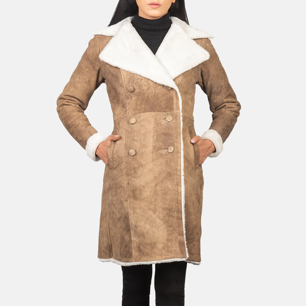 
Amie Distressed Brown Double Breasted Shearling Coat - Seitenansicht mit ergonomischem Ärmelschnitt & sportlicher Passform