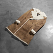 
Passform-Perspektive von Amie Distressed Brown Double Breasted Shearling Coat am Model - Natürlicher Faltenwurf im Tageslicht