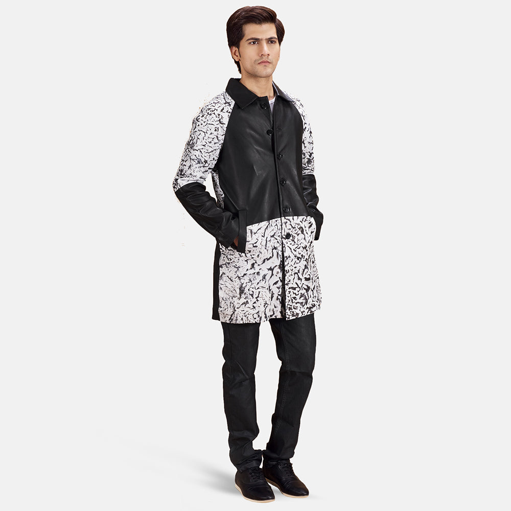 
Artistry Schwarz Dye Ledermantel für Herren - Seitenansicht mit ergonomischem Ärmelschnitt & sportlicher Passform