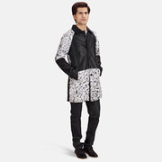 
Artistry Schwarz Dye Ledermantel für Herren - Seitenansicht mit ergonomischem Ärmelschnitt & sportlicher Passform