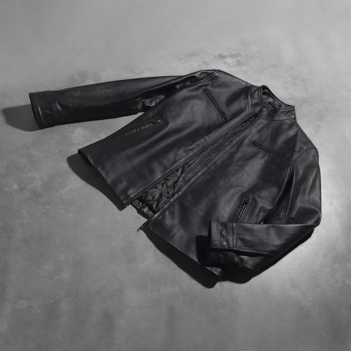 Button &amp; Hem Craftsmanship Construction Detail on Austere Matte Schwarz Leder-Bikerjacke für Herren