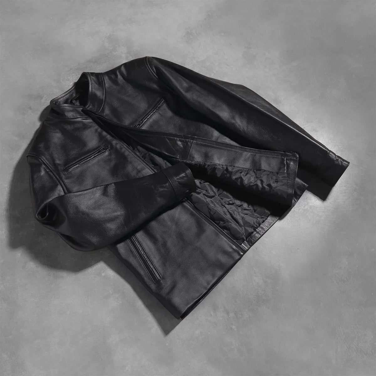 Styled Fit Perspective of Austere Matte Schwarz Leder-Bikerjacke für Herren on Model - Natural Daylight Drape