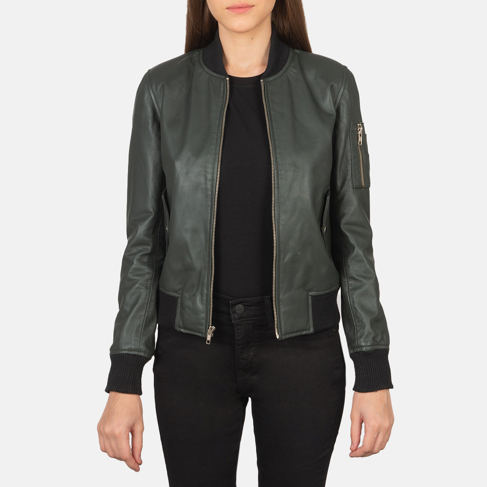 Ava Ma-1 Green Leather Bomber Jacket in Green Sheepskin Leather - Vorderansicht &amp; maßgeschneiderte Silhouette | Online Kaufen