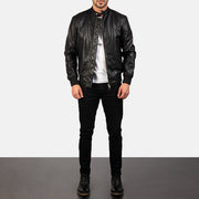 Avan Black Leather Bomber Jacket - Seitenansicht mit ergonomischem Ärmelschnitt