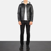 
Baston Black Hooded Leather Bomber Jacket - Seitenansicht mit ergonomischem Ärmelschnitt & sportlicher Passform
