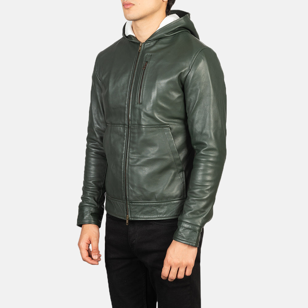 
Passform-Perspektive von Baston Black Hooded Leather Bomber Jacket am Model - Natürlicher Faltenwurf im Tageslicht