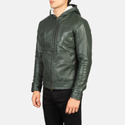 
Passform-Perspektive von Baston Black Hooded Leather Bomber Jacket am Model - Natürlicher Faltenwurf im Tageslicht