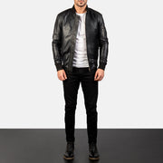 Men's Bomia Ma-1 Black Leather Bomber Jacket - Seitenansicht mit ergonomischem Ärmelschnitt