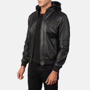 
Black Cowhide Leather Bomber Jacket - Rückansicht mit passgenauen Schultern & sauberem Saum