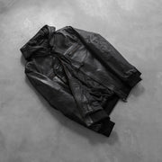 
Passform-Perspektive von Bouncer Biz Black Leather Hooded Bomber Jacket am Model - Natürlicher Faltenwurf im Tageslicht
