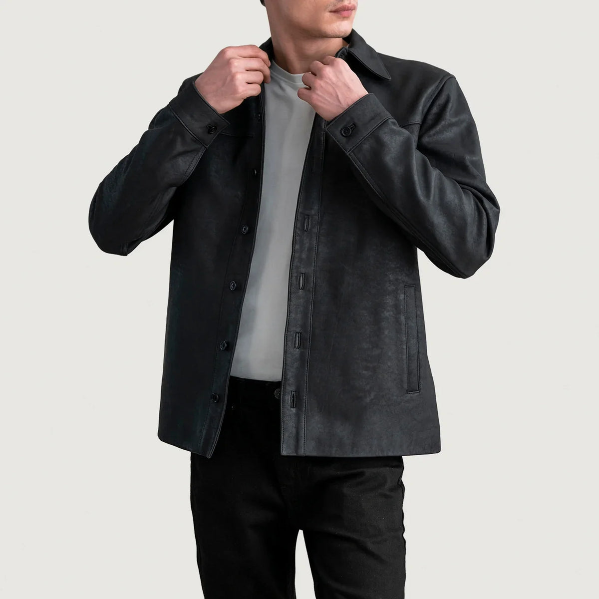 
Bronco Tumbled Schwarz Leather Shirt für Herren in Tumbled Black Sheepskin Leather - Vorderansicht & maßgeschneiderte Silhouette | Online Kaufen