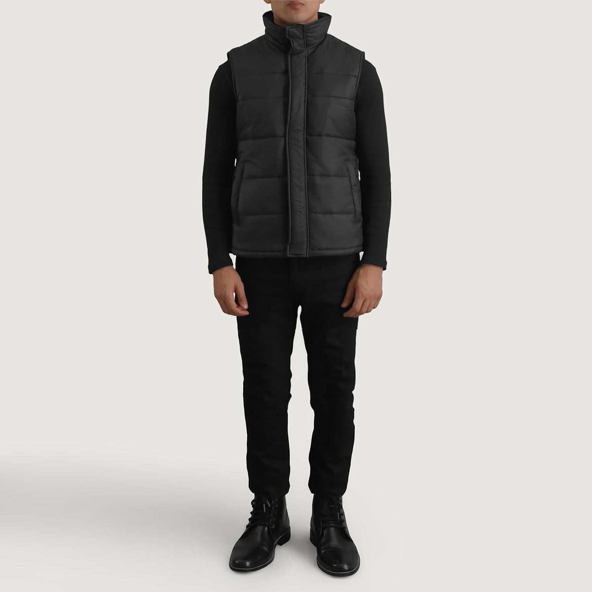Bryan Schwarz Puffer Vest für Herren - Seitenansicht mit ergonomischem Ärmelschnitt
