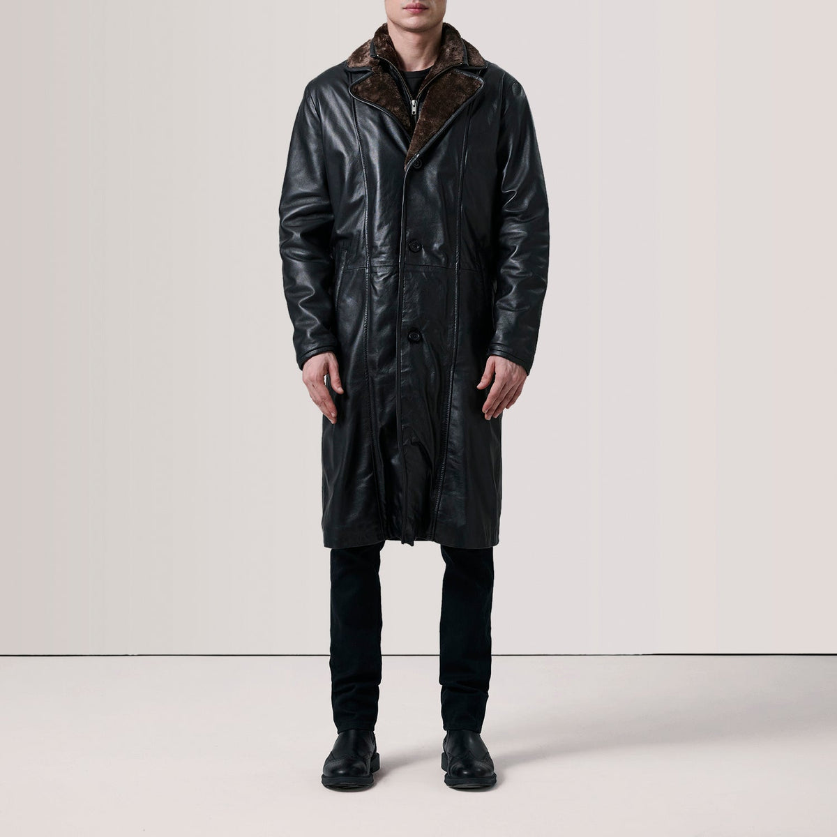 Black Sheepskin Leather Aviator Jacket - Rückansicht mit passgenauen Schultern &amp; sauberem Saum