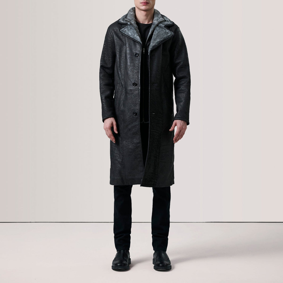 
Distressed Black Sheepskin Snuffed Aviator Jacket - Rückansicht mit passgenauen Schultern & sauberem Saum