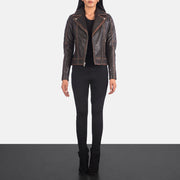 
Carolyn Quilted Vintage Brown Biker Jacket - Seitenansicht mit ergonomischem Ärmelschnitt & sportlicher Passform