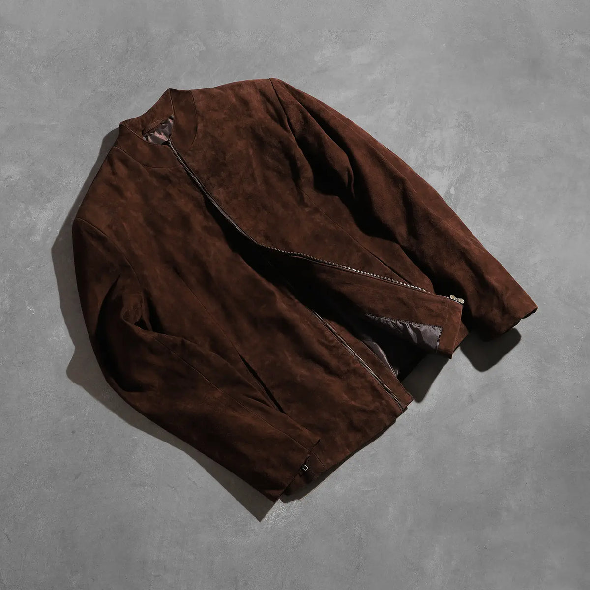 Zipper &amp; Hem Craftsmanship Construction Detail on Men's Charcoal Mocha Suede Leder-Bikerjacke für Herren