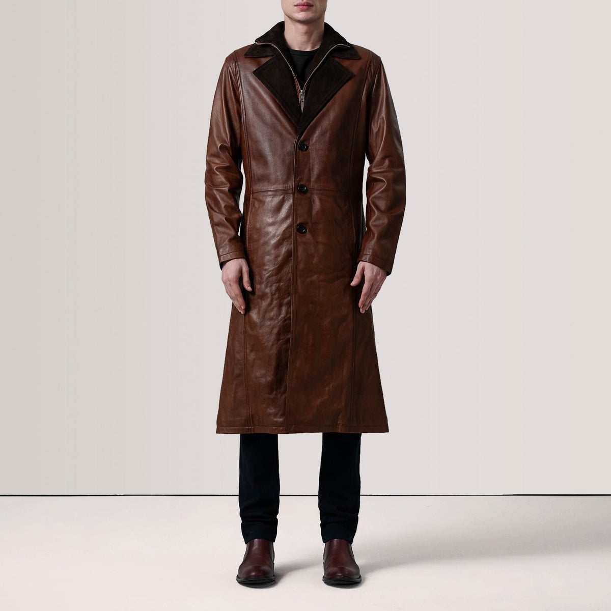 
Distressed Brown Sheepskin Burnished Leather Coat - Rückansicht mit passgenauen Schultern & sauberem Saum
