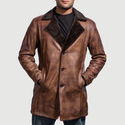 
Zimtbraun Distressed Leather Fur Ledermantel für Herren - Seitenansicht mit ergonomischem Ärmelschnitt & sportlicher Passform