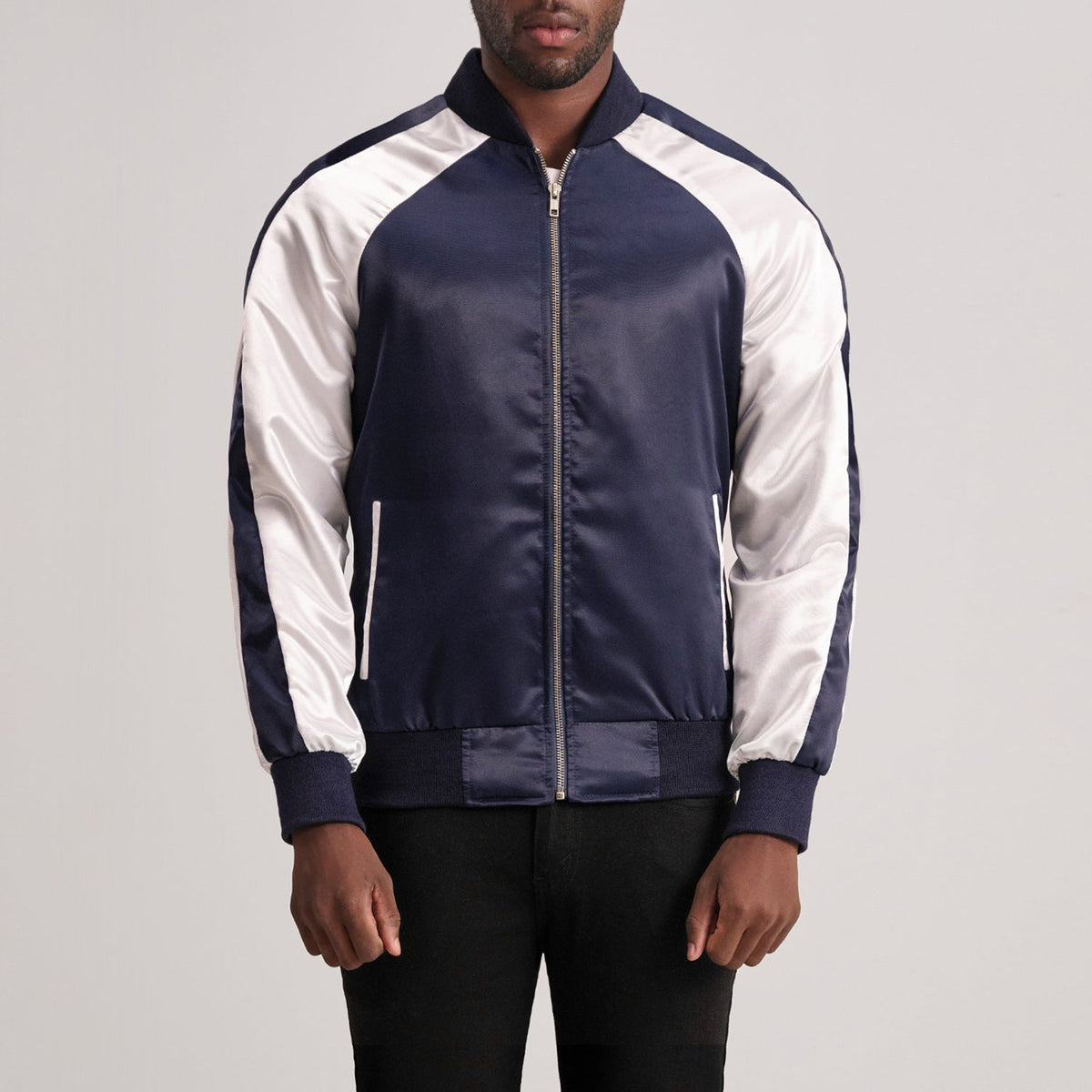 Clarke Blau Varsity Lederjacke für Herren in Blue &amp; White Satin - Vorderansicht &amp; maßgeschneiderte Silhouette | Online Kaufen