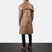 
Classic Braun Leather Duster für Herren - Seitenansicht mit ergonomischem Ärmelschnitt & sportlicher Passform